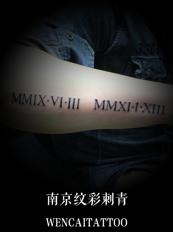 帅哥小马手臂字母纹身